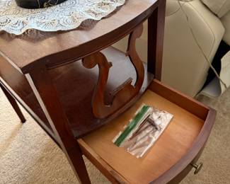 Antique Columbia Co. (1-drawer) mahogany side Table (music stand motif)