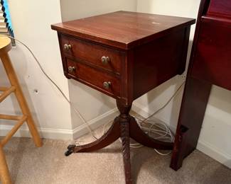 Vintage cherry lamp/parlor table by Drexel (as is)