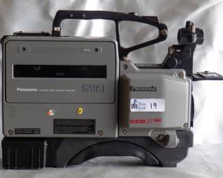PANASONIC AG-7450 SVHS CAMERA WITH F250B IN CASE 