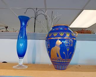 Franklin mint The Golden vase of Bast. the stand is coming 