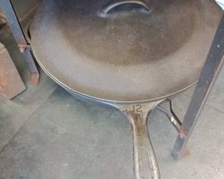 cast iron no 12 pan with lid 