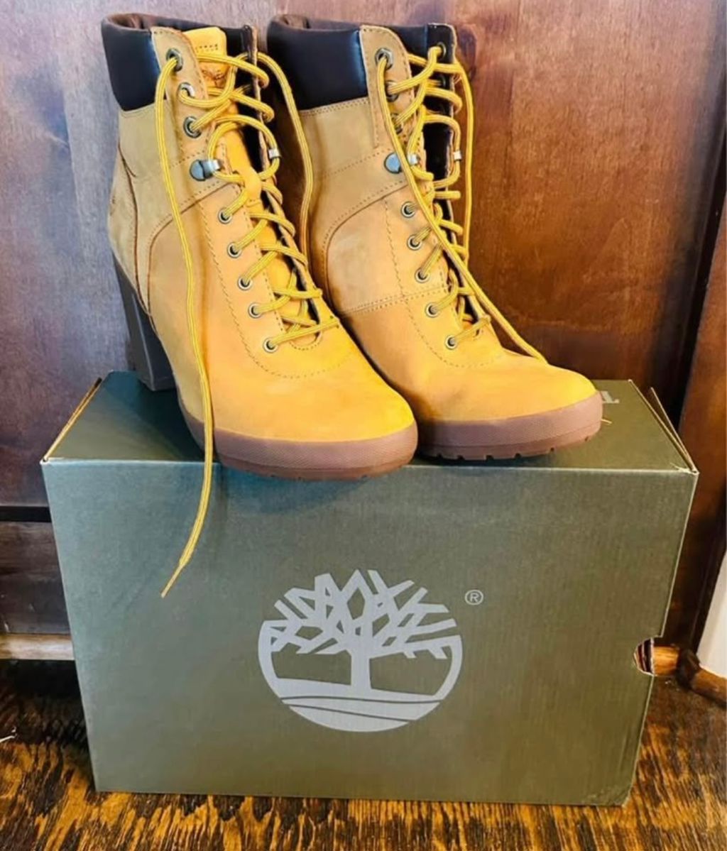 Ladies Timberlands Size 9M
