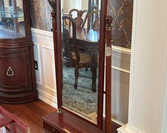 This beautiful mirror was also another item that was not picked up from last sale, previous buyer trying to assist her and recoup her costs from last sale