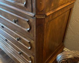 Solid wood antique 4 drawer dresser 
L 48” x D 23” c H 401/4”