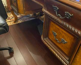 Office desk
L 39 1/2” x W 30” x H 31 1/2”