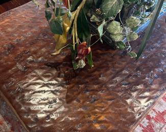 Hammered wood coffee table with drawers
L 58” x D 35 3/4” x H 18”