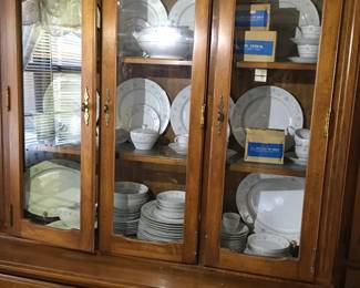 Display cabinet with full set of dining dishes 