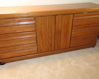Oak chest of drawers.