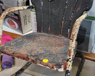 SMALL METAL VINTAGE CHAIR