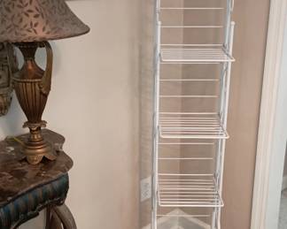 Folding wire shelf