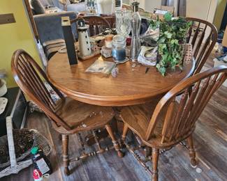 wood table w/ 4 chairs