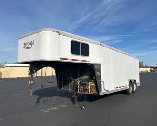 2009 Logan 28ft T/A Gooseneck Enclosed Trailer