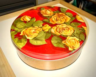 Vtg. Yellow Rose of Texas Round Red & Gold Tin Olive Can Chicago 