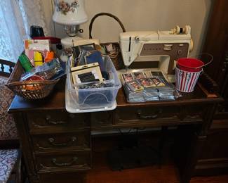 Singer Touch & Sew Zig-Zag #758 Sewing Machine w/Cabinet & Pedal!

