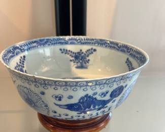 Antique blue and white Chinese Qing dynasty (1644–19 11) porcelain bowl with fish motifs 9” diameter $400 Aprox 10lb
