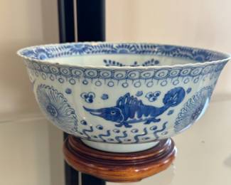 Antique blue and white Chinese Qing dynasty (1644–19 11) porcelain bowl with fish motifs 9” diameter $400 Aprox 10lb