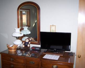 VICTORIAN MIRROR, SMALL FLAT-SCREEN & MISC.