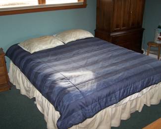 QUEEN-SIZE BED & BEDDING