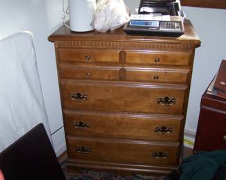 MAPLE CHEST OF DRAWERS