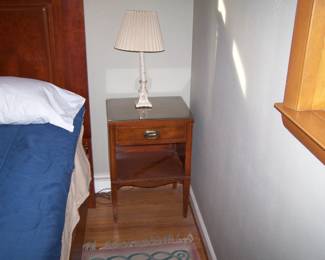 MAHOGANY NIGHT STAND & LAMP