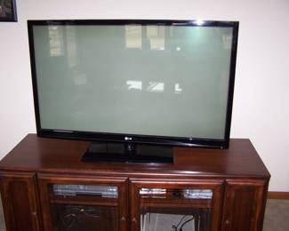  FLAT-SCREEN TV & CABINET