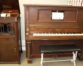 Item 8 9 Piano Victola