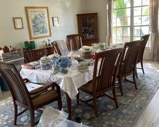 Large dinning for 6 but extenders for 10