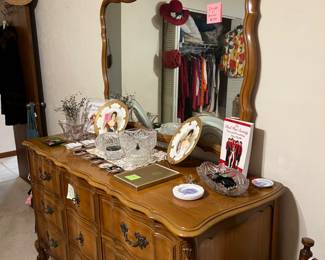 Dresser with mirror, porcelain portrait plates, misc. glass