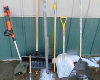 Lot 351. Long-handled tools. Battery not included