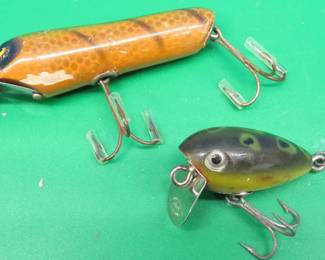 Lot 294. South Bend vintage 3" wooden Pike-Oreno with tack eyes. Shakespeare vintage 1 12" wooden Grumpy.