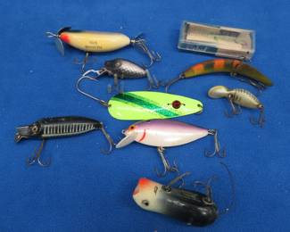 Lot 262. Vintage Heddon wooden SOS in excellent condition. Shakespeare Original Swimming Minnow. Storm Thin Fin. And more.