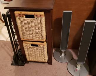 CHEST WITH BASKETS AND SPEAKERS