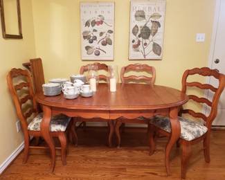 FRENCH PROVINCIAL STYLE DINING TABLE AND 4 CHAIRS