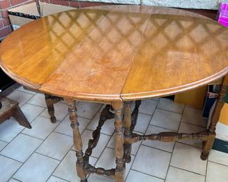 Gate leg table