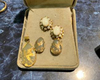 Opal earrings
Hard stone and gold plated earrings and pendant