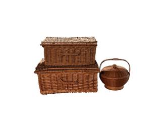 Wicker Fishing Baskets with Dowel Closures & Round Woven Basket with Top  
