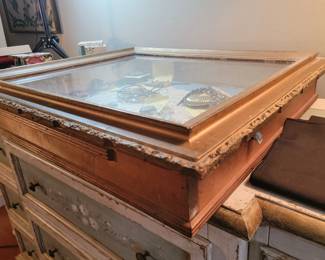 Vintage frame top display box
