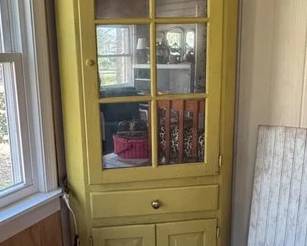 Painted corner cabinet, door panes are mirrored