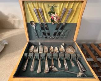 Wm Rogers silverplate flatware in wooden case, 'Spring Bouquet'