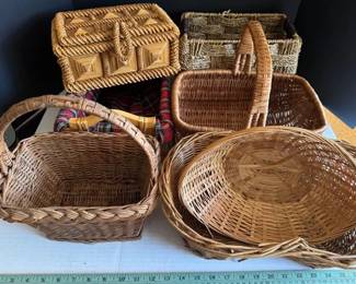 Several lots of baskets