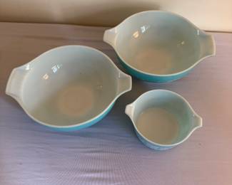 Vintage Pyrex mixing bowls