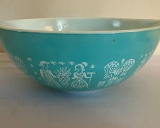 Vintage Pyrex mixing bowls