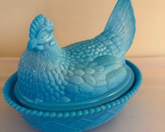 Vintage Westmoreland hen on nest covered dish