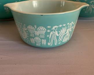 Vintage Pyrex mixing bowls