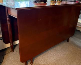 Drop leaf dining table