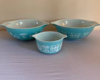 Vintage Pyrex mixing bowls