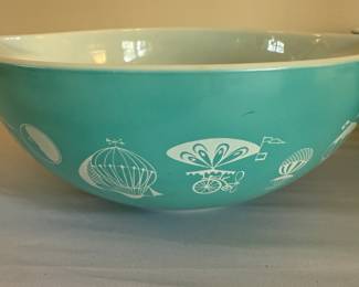 Vintage Pyrex mixing bowls