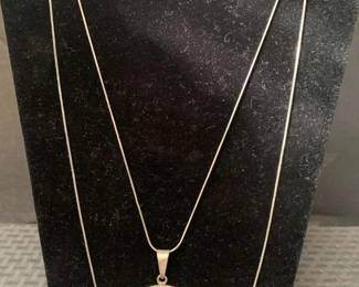 CT716VModern silver pendant and chains