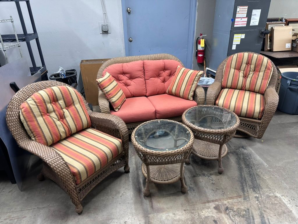 6 Piece Patio Set (Coffee Table not Pictures)