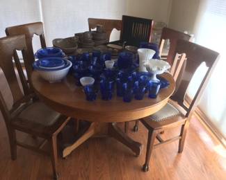 Round Oak table with 6 chairs & large collection o Moderntone Depression glass